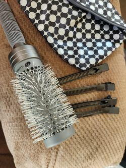 T3 tourmaline ionic bristle Round brush, Clips And Cosmetic Bag Set