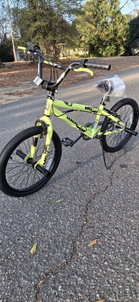 Brand New 20" Trick Bike With Pegs Bmx