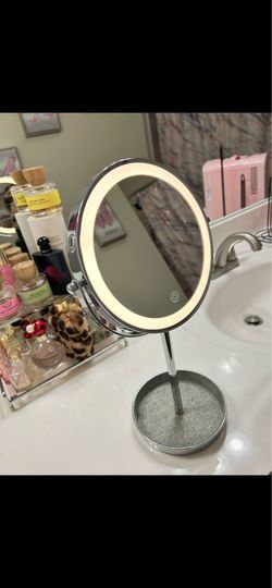 Vanity mirror with usb plug in