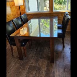 A full Size Dining Table With Chairs 