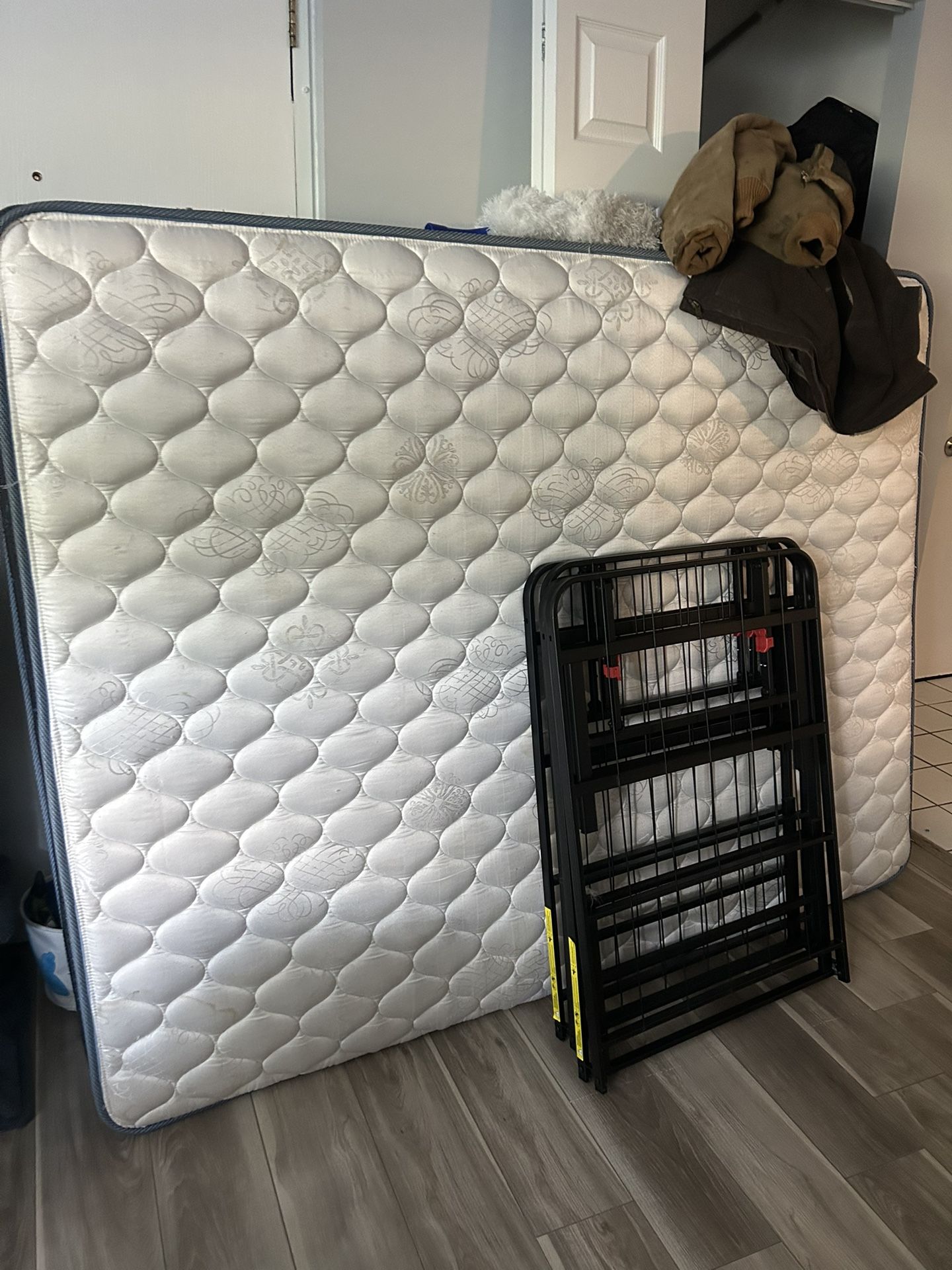 Free Queen Mattress With Frame