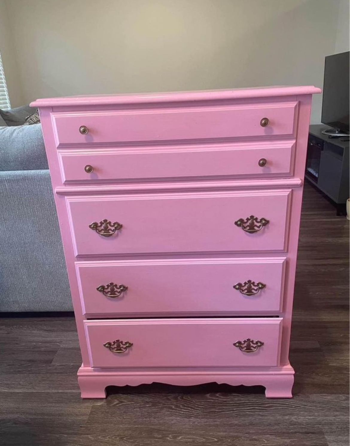 Dresser- pink vintage 