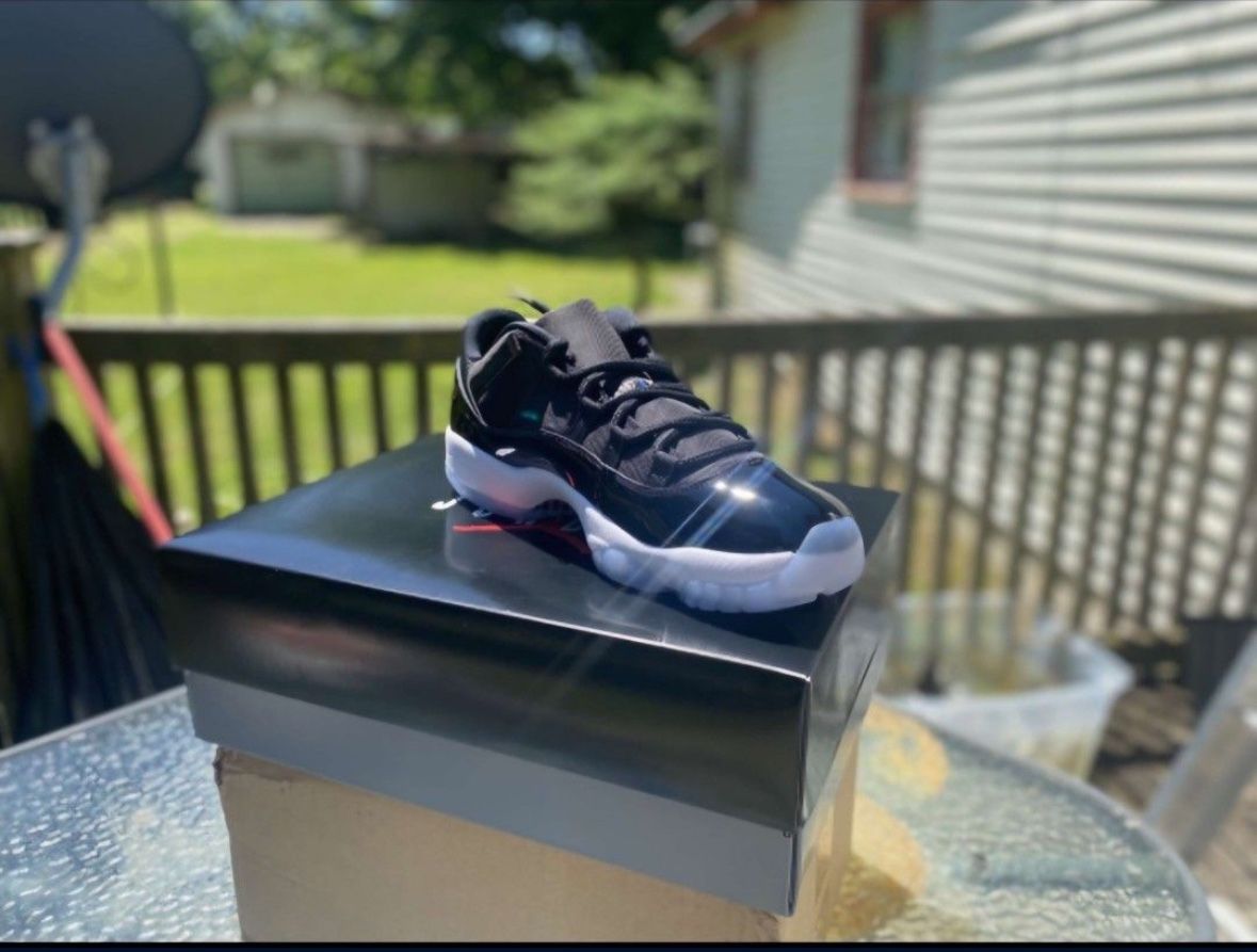 jordan 11 low top size 9 ( no soles)