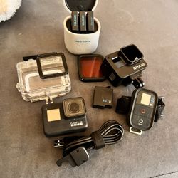 Gopro 7 W/extra Batteries And Accessories