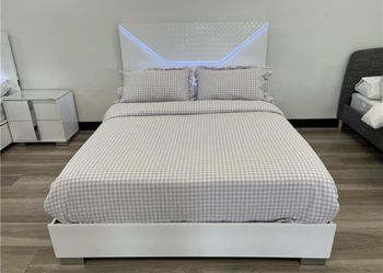 Glossy Queen Bed with Mattress / Cama Queen con Colchon Nueva a Estrenar