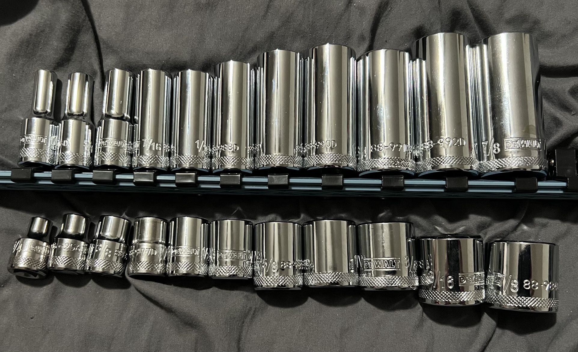 BRAND NEW DEWALT 22 Piece SAE Standard 6 Point Deep and Short Socket Set BRAND NEW NEVER USED This listing is for a DEWALT Deep and Short SAE 6 point