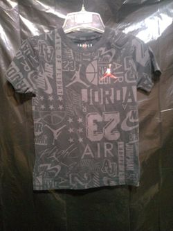 Black Jordan Boy's "Wall Of Flight" T-shirt.Size Small 8 to 10 years.