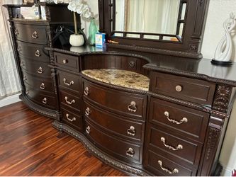 Dresser set