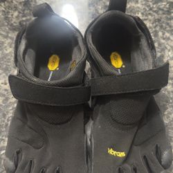 VIBRAM SIZE 7 - five finger shoes