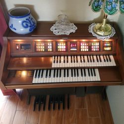 Lowrey Electronic Keyboard