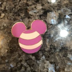 Collectible Disney Mickey Mouse Ears Head Pin Cheshire Cat Alice in Wonderland.  Size 1 1/4 inches wide and 1 1/4 inches long.  Preowned excellent con