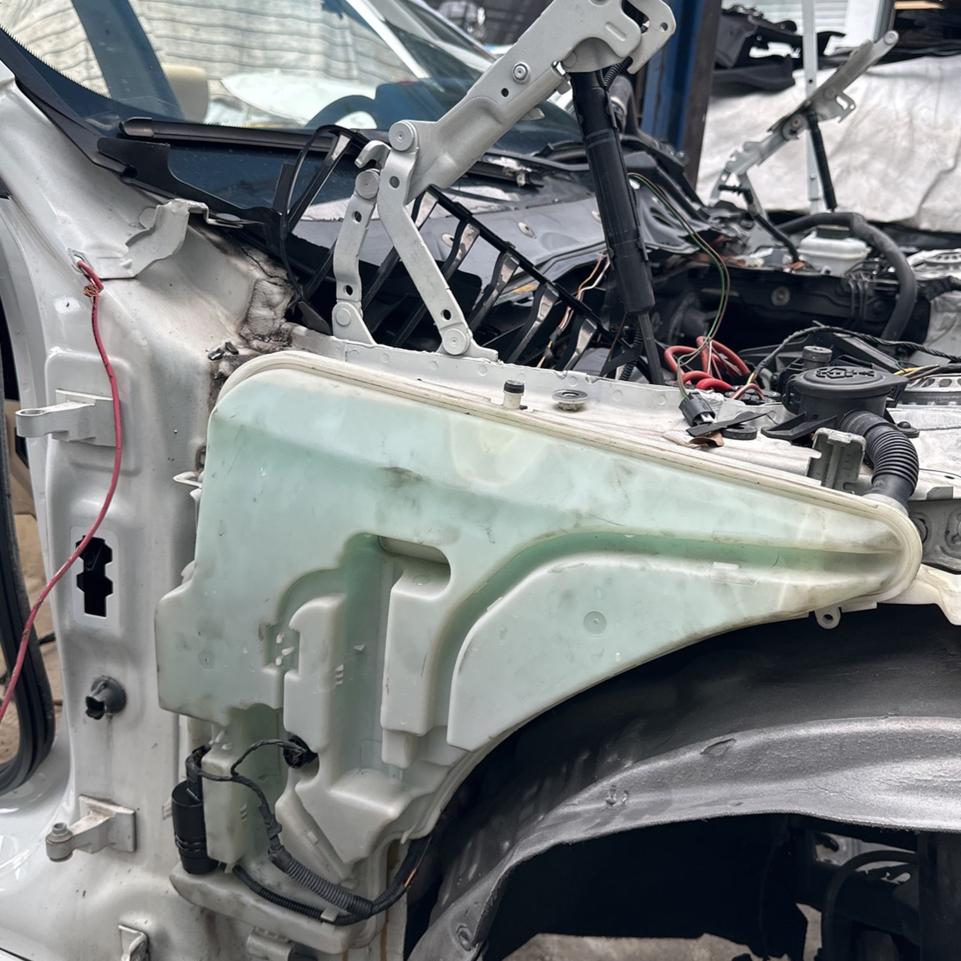 BMW F30 windshield washer reservoir