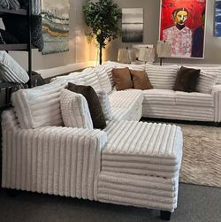 Olivia 🎉 brand new/ modern/luxury 🌼 / 3 piece luxury sectional couch