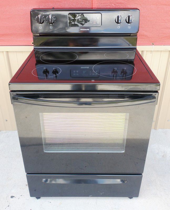 ☆Frigidaire☆ Black GlassTop Stove in Great Condition