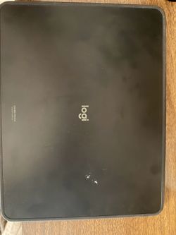 iPad Pro M 4 256GB with AppleCare until April 2027. Comes with logi combo touch key board and boxes