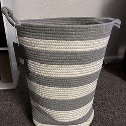 LAUNDRY HAMPER 