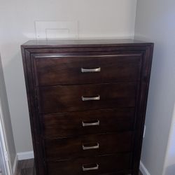Simmons Casegoods Agathis 5-drawer dresser/chest