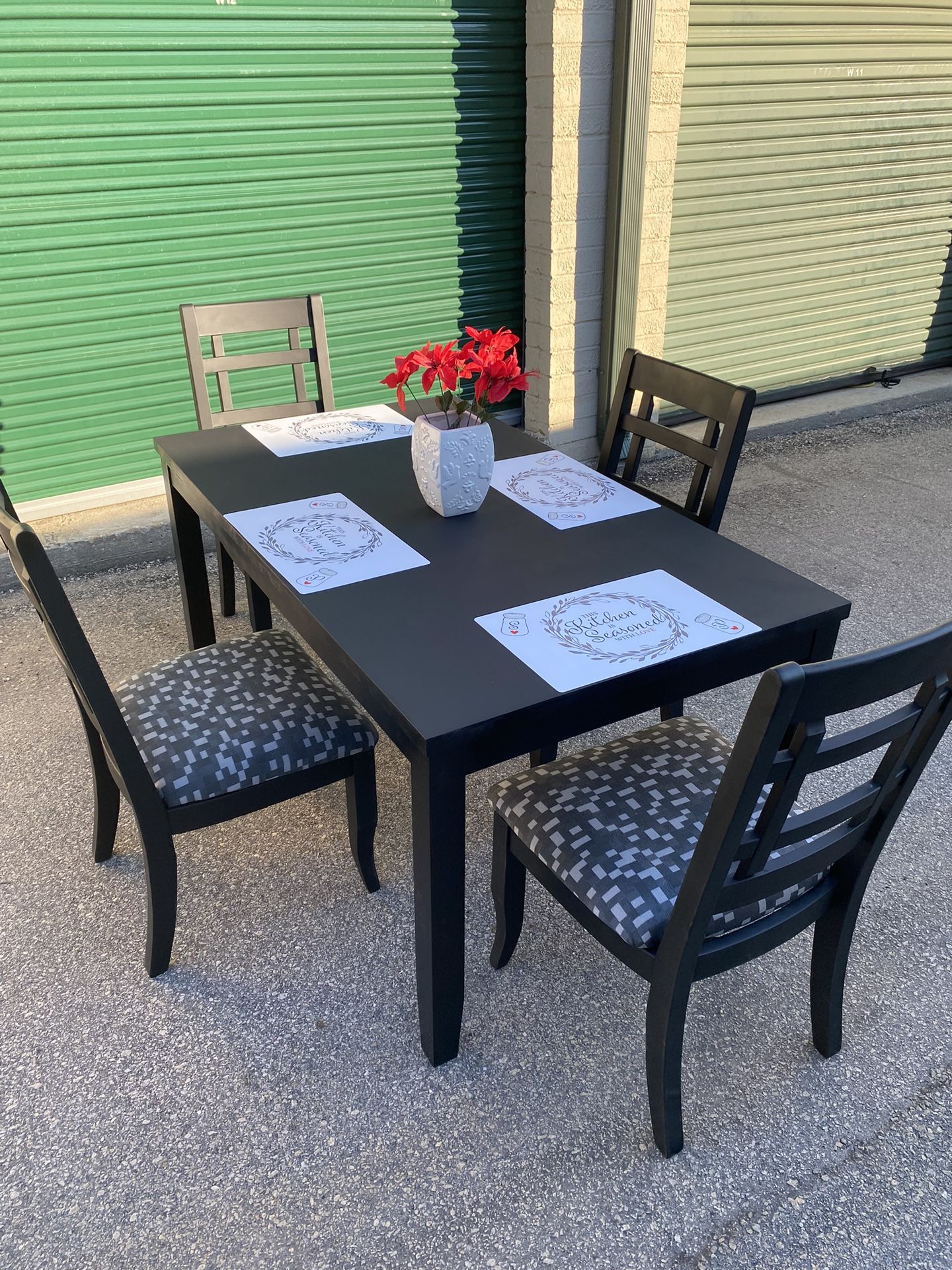 Refurbished Dining Table & Chairs (No Scammers No Codes)