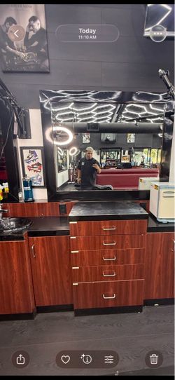 8 Barber Stations with Mirror