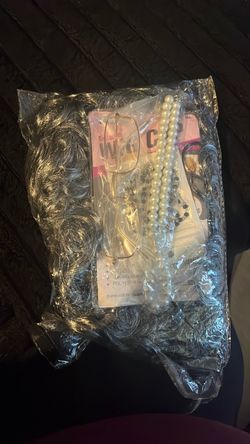 Granny hair and glasses and necklace 5$
