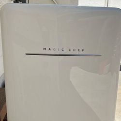 Magic Chef Mini-Fridge 