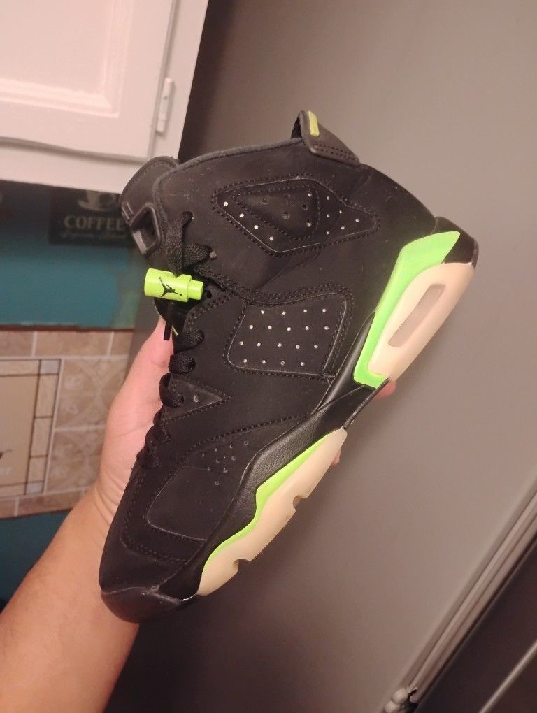 AJ 6 SIZE 7 Y ..75.00