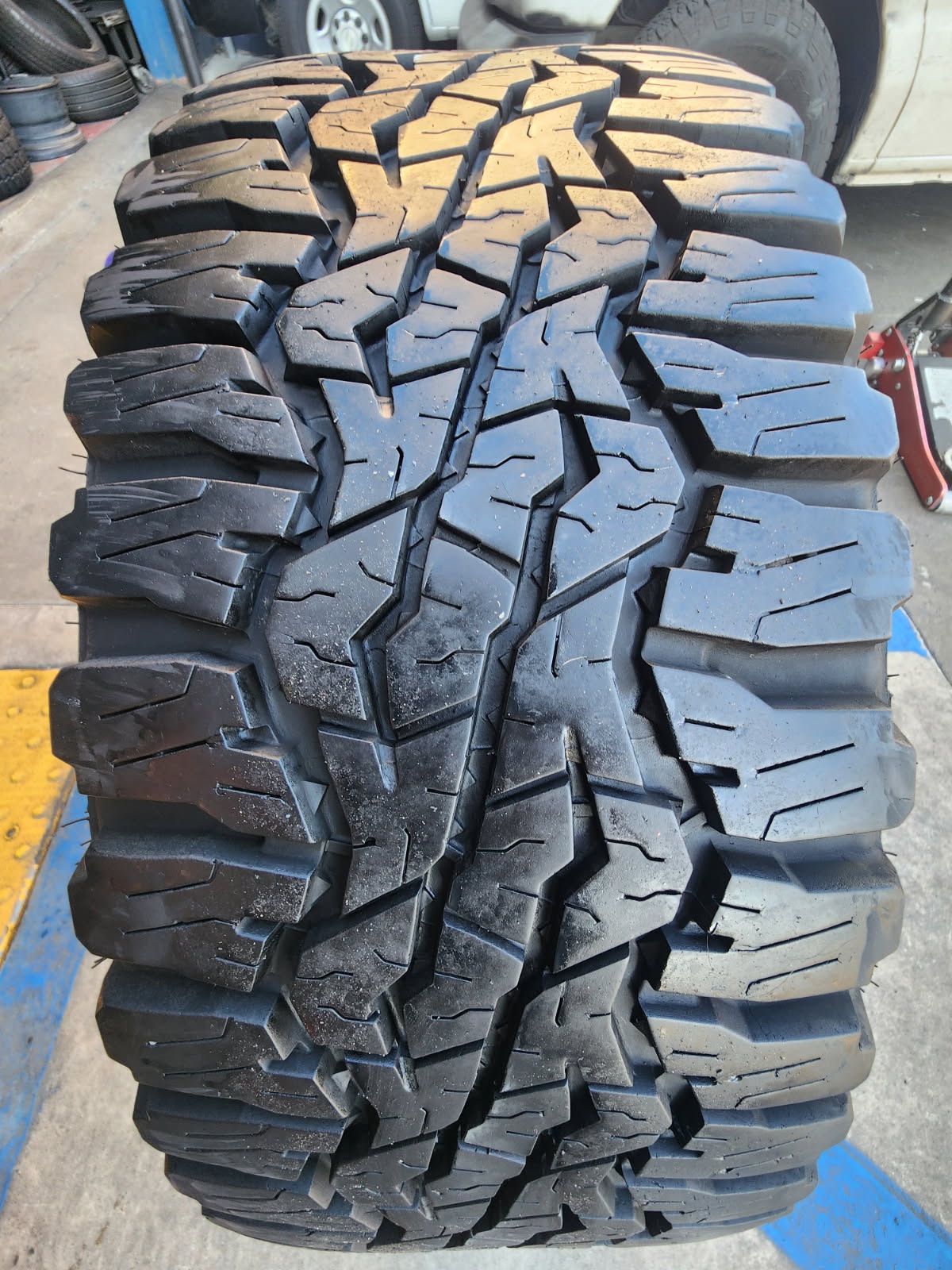 1 USED TIRE GOODYEAR AT LT 285/70/17