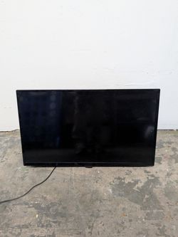 32in Flat Screen TV With Wall Mount