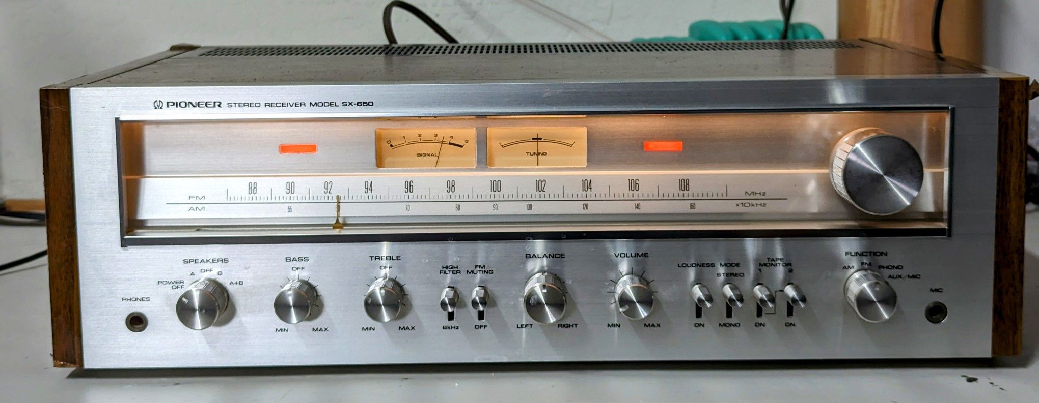 Vintage Pioneer SX 650 stereo receiver. Good condition. 35w/ch