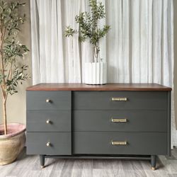 !!SOLD!! Gorgeous Mid Century Dresser/credenza 
