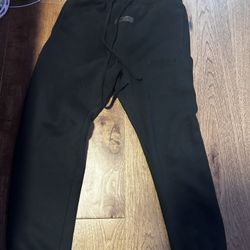 Essential sweat pants.