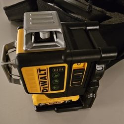 Dewalt laser level 3 sides with battery and charger 