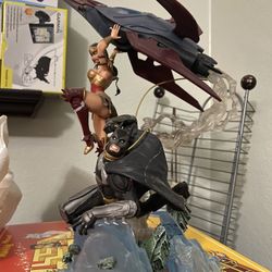Injustice: Gods Among Us Batman Vs Wonder Woman Statue