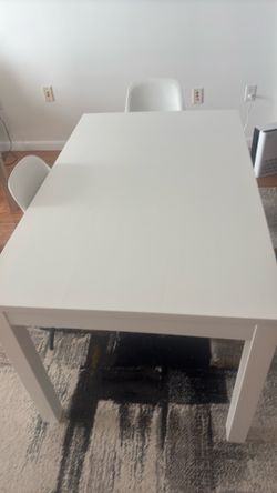 Extendable Dinning table  + 4 chairs