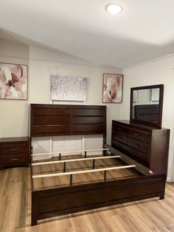 King Size Bedroom Set – Excellent Condition