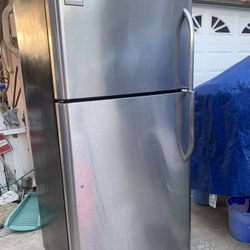 21 cu  fridgidaire top freezer refridgerator