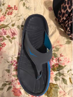 Women’s recovery sandals, size 9