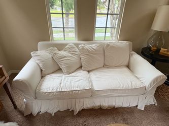 White Slipcovered Sofa – Comfortable & Stylish