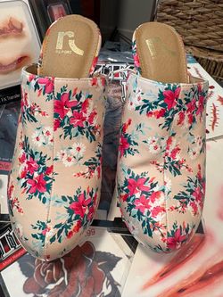 Size 5 1/2 Floral Clog Shoes.