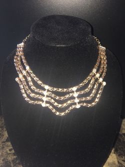 Hermoso collar nuevo 10 dólares