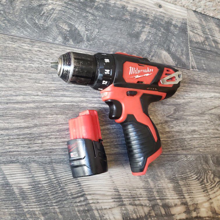 Milwaukee fuel m12 drill with battery 