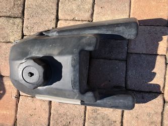 Yamaha warrior gas tank includes fuel valve