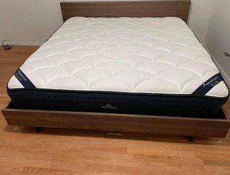 King DreamCloud Mattress - LIKE NEW! Delivery Available