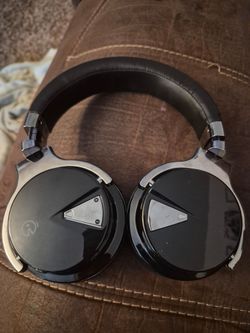 Noise canceling Bluetooth headphones