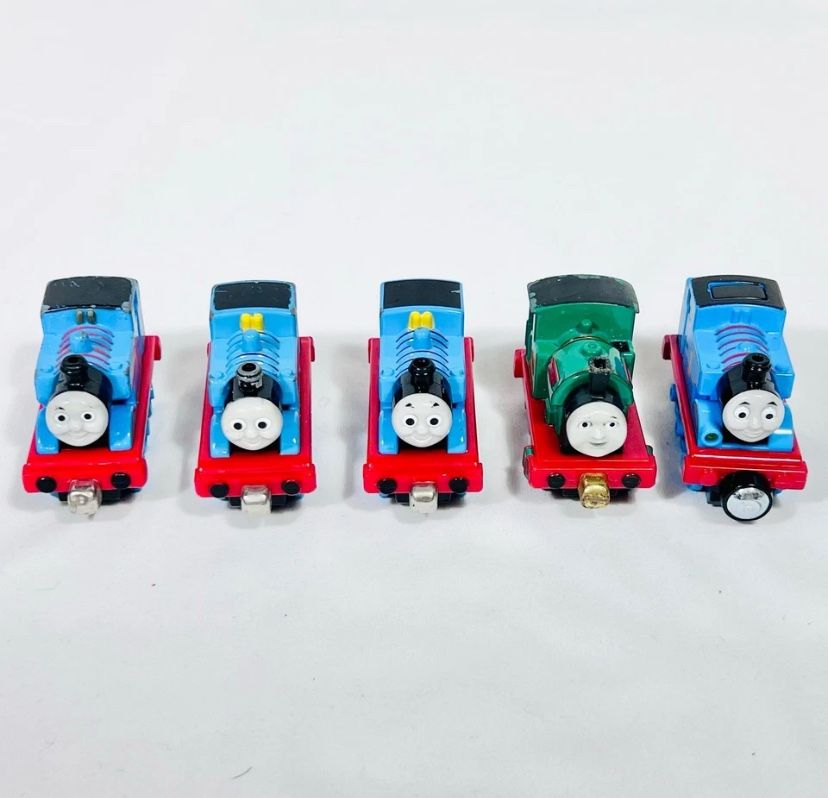 Thomas the Train & Friends Lot of 5 Figures Metal Plastic Railway Engines Carts