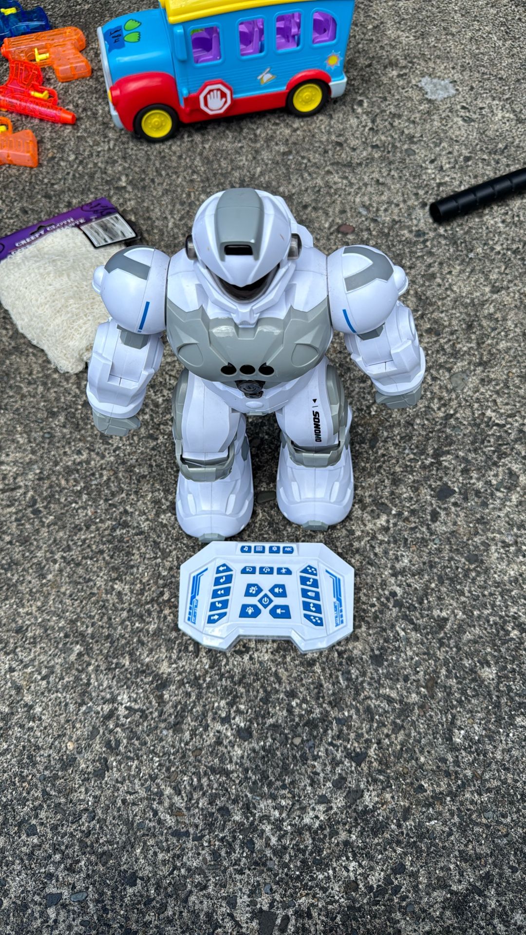 SONOMO Guardian-style gesture robot