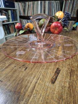 Glass Serving Tray With Decorative Center Handle. 11 Inch Diameter 