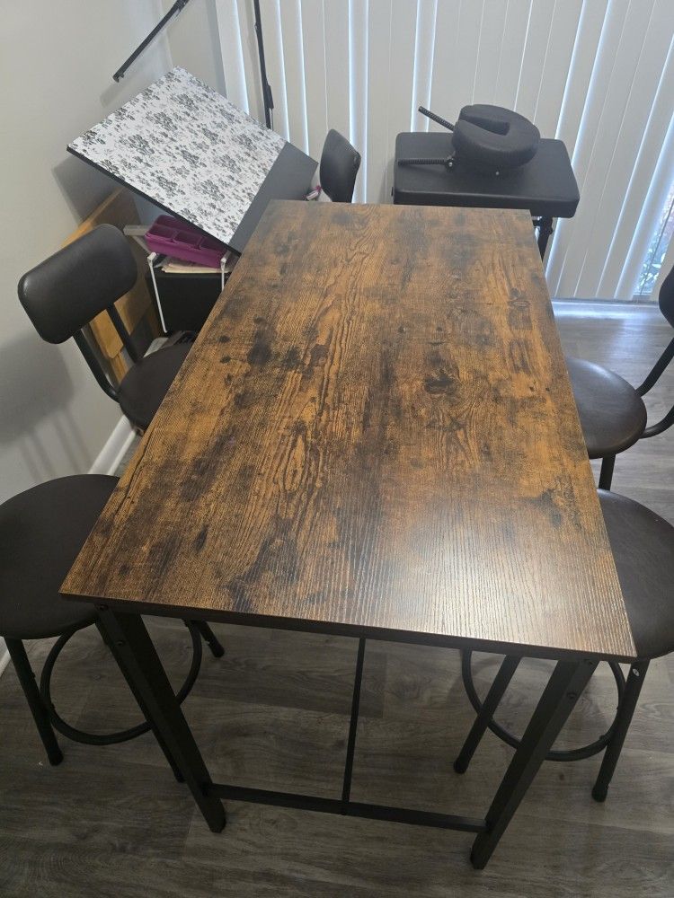 Kitchen Tablet With Chairs