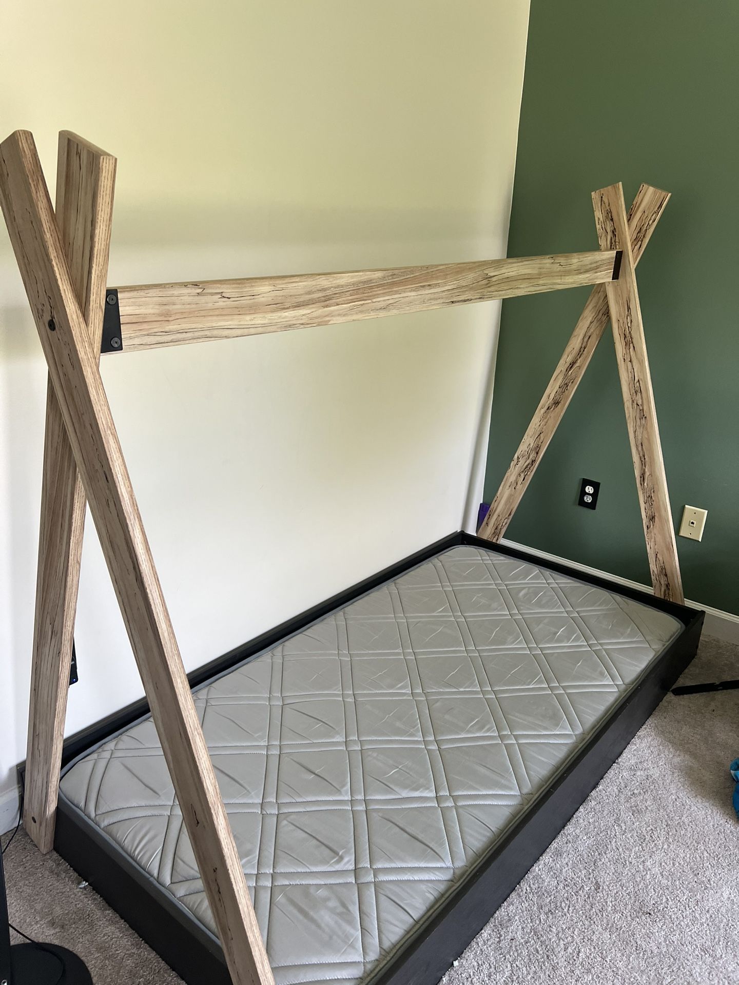 2 Kids Floor Violetta Canopy Bed/with Matress
