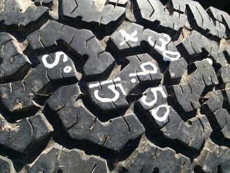 30x9.50 15 one good Bfg truck tire on 5bolt rim